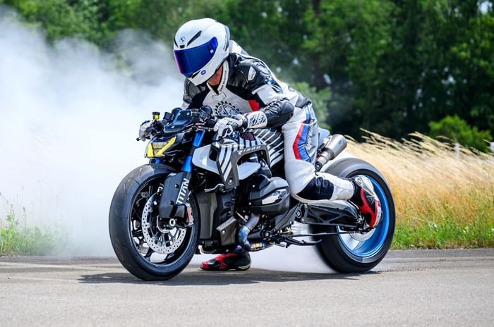 BMW R 1300 R Titan burnout